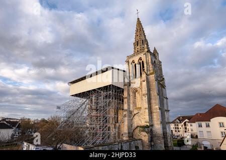 La chiesa collegiata di San Tommaso di Canterbury dal 12 ° secolo, in attesa di restauro dopo un crollo parziale della sua volta nel giugno 2019. Foto Stock