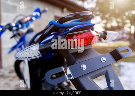 lato posteriore e luce di arresto di enduro moto close-up. Foto Stock