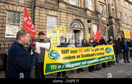 Edimburgo, Scozia, Regno Unito. 31st gennaio 2022. Circa cinquanta manifestanti della RMT marciano da Waverley a Bute House. Tra i politici, Richard Leonard, Kenny MacAskill e Colin Fox Credit: Archwhite/alamy Live News Foto Stock