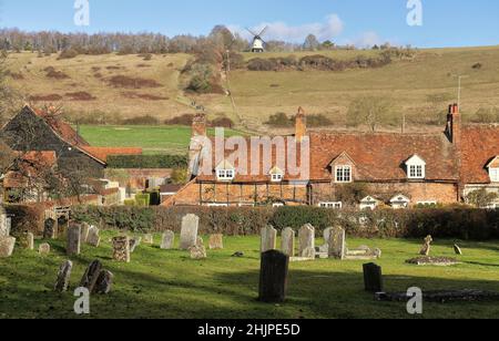 Turville Village nel Buckinghamshire, Inghilterra, vista dal cortile con mulino a vento sulle colline Chiltern Foto Stock