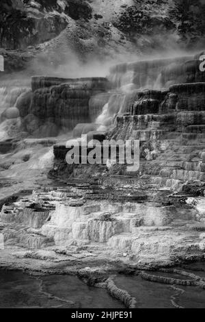 Scatto verticale in scala di grigi dei canyon fiancheggiati dalla scogliera Foto Stock