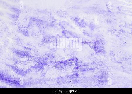 Sfondo astratto di macchie di acquerello disegnate a mano, spruzzi di colore viola su sfondo bianco Foto Stock