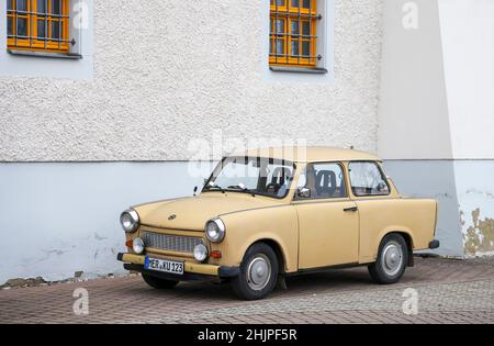 28 gennaio 2022, Sassonia-Anhalt, Bad Dürrenberg: Una berlina Trabant 601 sorge di fronte a un edificio storico sulle rive del fiume Saale. Trent'anni dopo la caduta del Muro e la fine della produzione per le varie vetture GDR, si possono ancora vedere sulle strade. Foto: Jan Woitas/dpa-Zentralbild/dpa Foto Stock