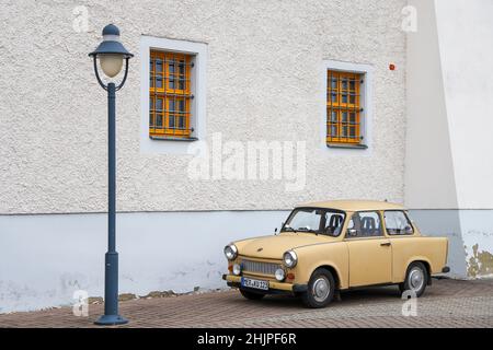 28 gennaio 2022, Sassonia-Anhalt, Bad Dürrenberg: Una berlina Trabant 601 sorge di fronte a un edificio storico sulle rive del fiume Saale. Trent'anni dopo la caduta del Muro e la fine della produzione per le varie vetture GDR, si possono ancora vedere sulle strade. Foto: Jan Woitas/dpa-Zentralbild/dpa Foto Stock