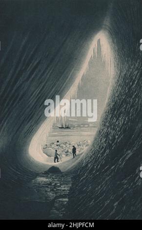 Una cornice fata per la nave del capitano Scott la Terra Nova-la foce di una grotta di iceberg frangiata di ghiacciole in estate . Antartide (1923) Foto Stock