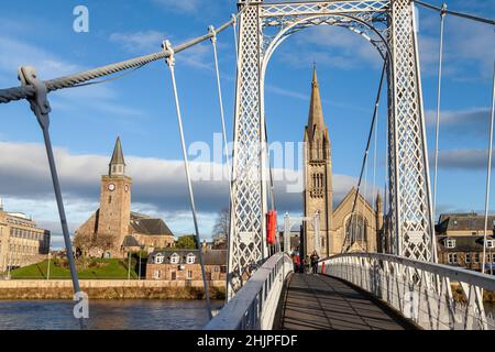 Greig Street Bridge un ponte pedonale sul fiume Ness, conosciuto localmente come Bouncy Bridge, Inverness, Scozia Foto Stock