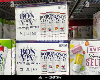 Orlando, FL USA - 31 Gennaio 2021: Casi di bevande alcoliche Seltzer con punta dura Bon viv in un negozio Sams Club. Foto Stock