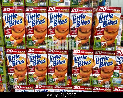 Orlando, FL USA - 10 settembre 2021: Una pila di Entenmanns piccoli morsi muffin al cioccolato chip presso un negozio di alimentari all'ingrosso Sams Club. Foto Stock