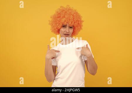 auto sicuro donna freaky in corly clown wig poonting dito su herlesf, smug Foto Stock