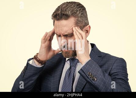 La testa gli fa male. Manager soffre di dolore emicranico. Attacco di mal di testa. Cefalea da tensione. Disagio fisico. Sindrome da affaticamento cronico. Ictus acuto. Bra Foto Stock