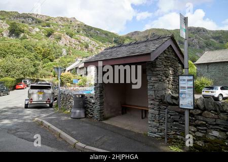 fermata dell'autobus e riparo vuoto autobus dal lato del b5343 attraverso la cappella style langdale valle, lake district, cumbria, inghilterra, regno unito Foto Stock