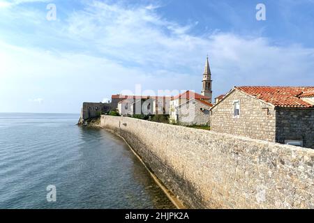 Budva, Montenegro - Settembre 2021 : Vista sul centro storico di Budva dalla costa adriatica, stagione turistica estiva, vista mare Foto Stock