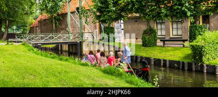 Enkhuizen, Paesi Bassi - 7 luglio 2021: Turismo in tradizionale barca a puntino nel museo Zuiderzee a Enkhuizen nei Paesi Bassi Foto Stock