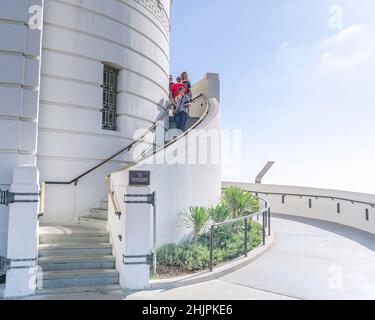 Los Angeles, CA, USA - 16 gennaio 2016: I visitatori escono dall'osservatorio Griffith di Los Angeles, CA. Foto Stock