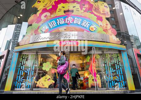 Hong Kong, Cina. 30th Jan 2022. I pedoni camminano davanti ad un centro commerciale cinese Lunar di Capodanno esposizione decorativa a tema, durante i preparativi per il prossimo Capodanno cinese Lunar della Tigre a Hong Kong. (Foto di Miguel candela/SOPA Images/Sipa USA) Credit: Sipa USA/Alamy Live News Foto Stock