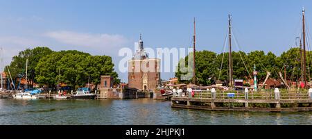 Enkhuizen, Paesi Bassi - 7 luglio 2021: Paesaggio urbano con la torre Drommedaris di Enkhuizen nei Paesi Bassi Foto Stock