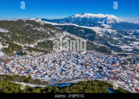 Villaggio di Livadi, montagna di Titaros, comune di Elassona, Larissa, Tessaglia, Grecia. Sullo sfondo, Monte Olimpo. Foto Stock