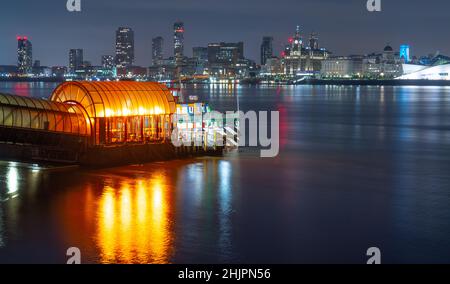 Il traghetto Snowdrop parcheggiava sul lato Birkenhead del fiume Mersey, con il famoso lungomare di Liverpool sull'altro lato. Settembre 2021. Foto Stock