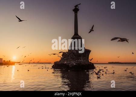 Tramonto sul terrapieno di Sevastopol. Monumento a affondare navi contro il sole. Sevastopol, Crimea Foto Stock