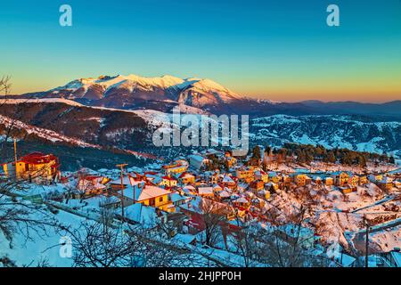 Villaggio di Livadi, montagna di Titaros, comune di Elassona, Larissa, Tessaglia, Grecia. Sullo sfondo, Monte Olimpo. Foto Stock