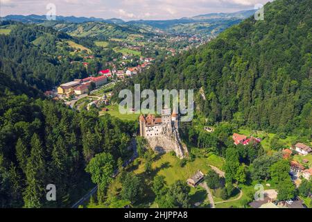 Paesaggio panoramico con castello. Il Castello medievale di Bran sorvegliò in passato il confine tra la Vallachia e la Transilvania. È noto anche per la t Foto Stock