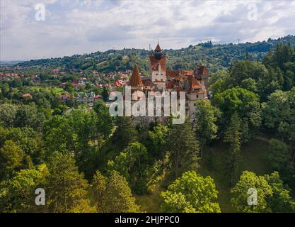 Paesaggio con castello medievale di Bran noto per il mito di Dracula. Castello di Bran o Dracula in Transilvania. Ubicazione: Brasov, Transilvania, Foto Stock