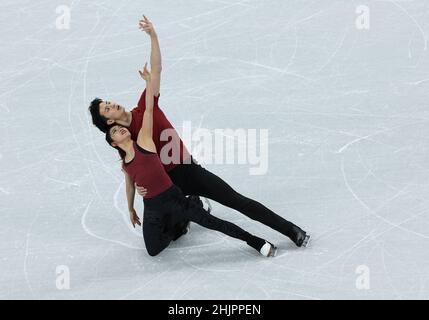 (220131) -- PECHINO, 31 gennaio 2022 (Xinhua) -- Wang Shiyue (fronte)/Liu Xinyu della Cina frequenta una sessione di formazione di danza del ghiaccio al Capital Indoor Stadium di Pechino, Cina, 31 gennaio 2022. (Lattina Xinhua/Cao) Foto Stock