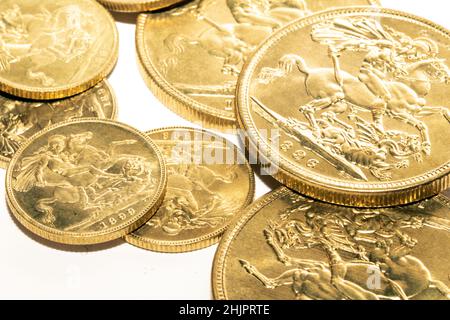 Un Sovrano d'oro monete Bullion su sfondo bianco Foto Stock