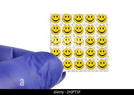 Smiley viso acido viaggi, carta blotting impregnato con il farmaco L.S.D.- acido lisergico dietilammide. Foto Stock