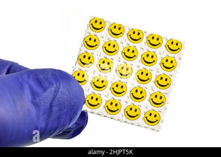 Smiley viso acido viaggi, carta blotting impregnato con il farmaco L.S.D.- acido lisergico dietilammide. Foto Stock