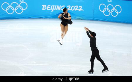 (220131) -- PECHINO, 31 gennaio 2022 (Xinhua) -- sui Wenjing (L) /Han Cong of China frequenta una sessione di allenamento di pattinaggio a figure allo Capital Indoor Stadium di Pechino, Cina, 31 gennaio 2022. (Lattina Xinhua/Cao) Foto Stock