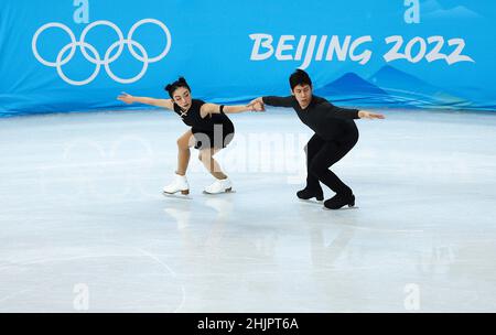 (220131) -- PECHINO, 31 gennaio 2022 (Xinhua) -- sui Wenjing (L) /Han Cong of China frequenta una sessione di allenamento di pattinaggio a figure allo Capital Indoor Stadium di Pechino, Cina, 31 gennaio 2022. (Lattina Xinhua/Cao) Foto Stock