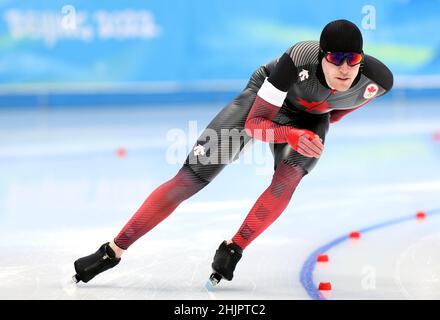 (220131) -- PECHINO, 31 gennaio 2022 (Xinhua) -- l'atleta di pattinaggio Graeme Fish of Canada partecipa alla formazione combinata al National Speed Skating Oval di Pechino, capitale della Cina, 31 gennaio 2022. (Xinhua/Cheng Tingting) Foto Stock