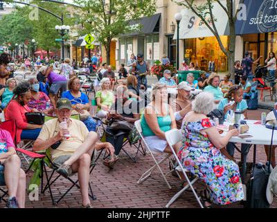 I clienti che partecipano all'Oak Park, Illinois, "Thursday Night out". Ristorante all'aperto e festival di musica. Foto Stock