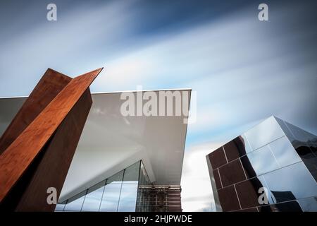 Dettaglio astratto della moderna facciata in vetro e cemento del museo Van Gough, in vetro e cemento, con angulay patterens Amsterdam Holland Foto Stock