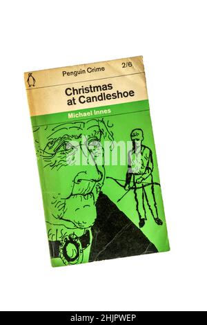 Una copia del libro cartaceo del crimine dei pinguini Natale a Candleshoe di Michael Innes. Pubblicato per la prima volta nel 1953. Foto Stock