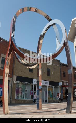 Scultura in metallo "The Swirl", Orchard Shopping Center, Didcot, Oxfordshire, Inghilterra Foto Stock