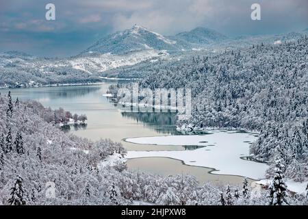 Paesaggio innevato nel lago di Plastiras, montagne di Agrafa, Karditsa, Tessaglia, Greec. Foto Stock