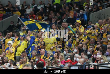 Sostenitori della Svezia durante la EHF Men's Euro 2022, Final handball match tra Svezia e Spagna il 30 gennaio 2022 presso la Budapest Multifunctional Arena di Budapest, Ungheria - Foto Laurent Lairys / MAXPPP Foto Stock