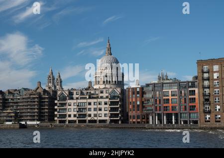 Cattedrale di St. Paul vista dal Tamigi, Londra Foto Stock