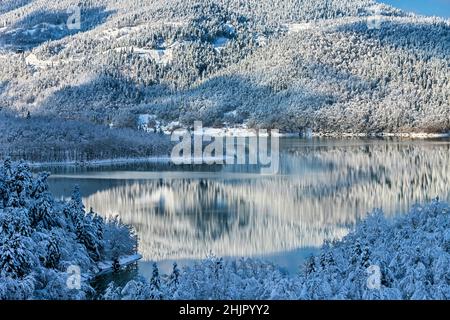 Paesaggio innevato nel lago di Plastiras, montagne di Agrafa, Karditsa, Tessaglia, Greec. Foto Stock