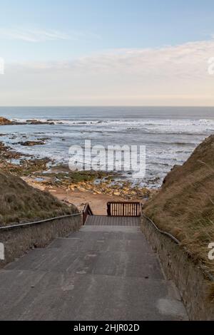 Scalini che conducono a Marsden Bay sulla costa del Mare del Nord vicino a South Shields in South Tyneside. Foto Stock