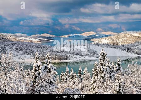 Paesaggio innevato nel lago di Plastiras, montagne di Agrafa, Karditsa, Tessaglia, Grecia. Foto Stock
