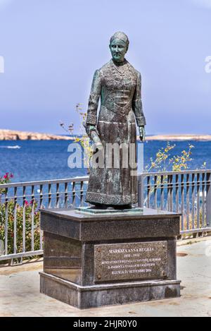 Monumento dedicato ad Anna Bugeja nella popolare cittadina turistica della Baia di San Paolo. Foto Stock