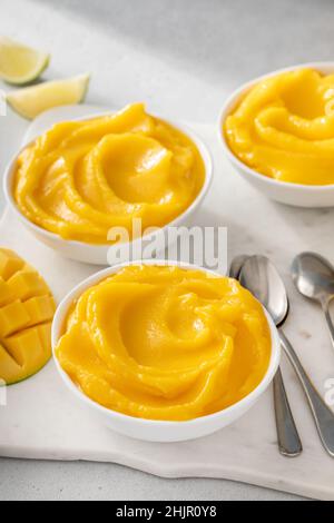 Gelato al mango o panna, dessert al mango congelato Foto Stock