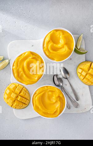 Gelato al mango o panna, dessert al mango congelato Foto Stock