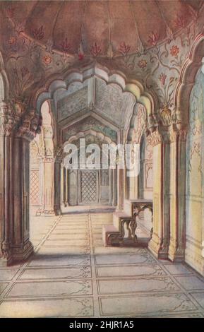 Di fronte alle Terme reali si trova la Moti Masjid, o Moschea delle Perle, costruita nel 1659 d.C. da Aurungzebe, il grande imperatore Mogul. India. Delhi (1923) Foto Stock