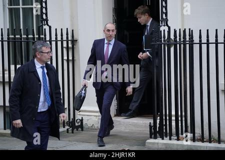 DaN Rosenfield (centro) , capo dello staff del primo ministro Boris Johnson, lascia 10 Downing Street, Westminster, dopo che il primo ministro aveva lasciato per la Camera dei Comuni, dove farà una dichiarazione ai deputati sul rapporto sue Gray dopo aver fornito un aggiornamento sulle sue indagini all'inizio di oggi. Data foto: Lunedì 31 gennaio 2022. Downing Street ha detto che la versione limitata della richiesta di partygate che sue Gray ha consegnato a Boris Johnson sarà pubblicato il Lunedi pomeriggio, ma non si impegnerebbe a pubblicare un rapporto più completo dopo che la polizia ha finito di indagare. Vedi la storia di PA POLITI Foto Stock