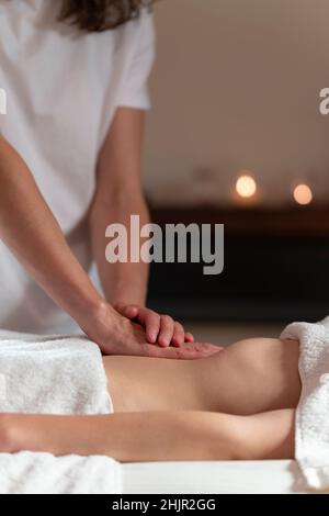 Una donna massaggiatrice che fa un massaggio ad olio ad un'altra donna sullo stomaco Foto Stock