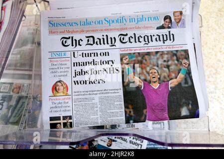 'U-turn on Mandatory jab for NHS Workers' prima pagina Daily Telegraph Newspaper e Rafael Nadal Australian Open vincitore il 30 gennaio 2022 UK Foto Stock